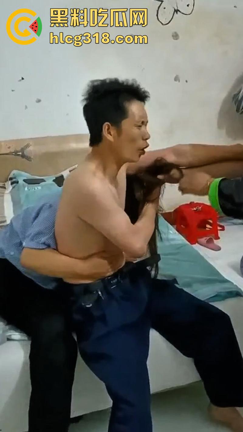 肥猪妻子带人捉奸，老公竟出轨同村骚妇，趁老公外出打工睡遍全村，果然玩的就是个骚劲啊！  第6张