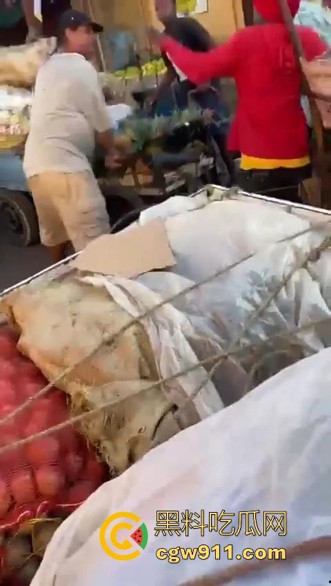 欧洲老白男持刀压迫老实小黑，拿到吓唬人，不料大老黑给逼急了，狗急跳墙抄起大木棍一棒子反杀！  第1张