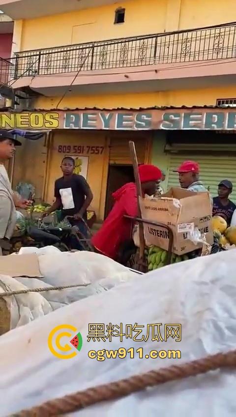 欧洲老白男持刀压迫老实小黑，拿到吓唬人，不料大老黑给逼急了，狗急跳墙抄起大木棍一棒子反杀！  第2张