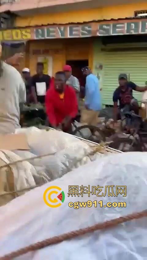 欧洲老白男持刀压迫老实小黑，拿到吓唬人，不料大老黑给逼急了，狗急跳墙抄起大木棍一棒子反杀！  第3张