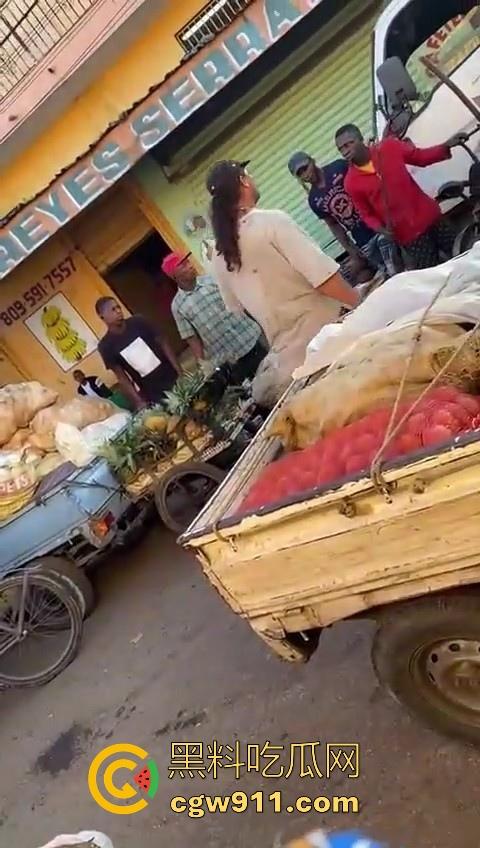 欧洲老白男持刀压迫老实小黑，拿到吓唬人，不料大老黑给逼急了，狗急跳墙抄起大木棍一棒子反杀！  第4张