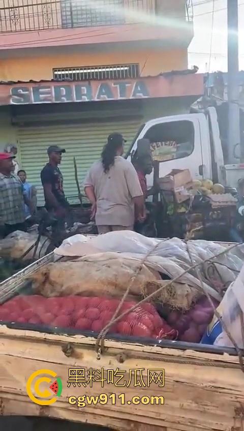 欧洲老白男持刀压迫老实小黑，拿到吓唬人，不料大老黑给逼急了，狗急跳墙抄起大木棍一棒子反杀！  第6张