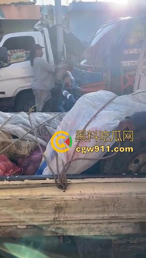 欧洲老白男持刀压迫老实小黑，拿到吓唬人，不料大老黑给逼急了，狗急跳墙抄起大木棍一棒子反杀！  第7张