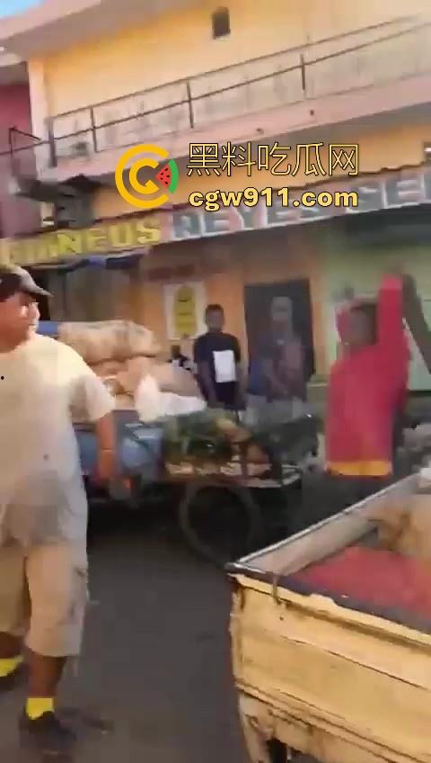 欧洲老白男持刀压迫老实小黑，拿到吓唬人，不料大老黑给逼急了，狗急跳墙抄起大木棍一棒子反杀！  第8张