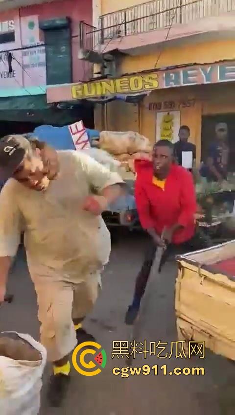 欧洲老白男持刀压迫老实小黑，拿到吓唬人，不料大老黑给逼急了，狗急跳墙抄起大木棍一棒子反杀！  第9张