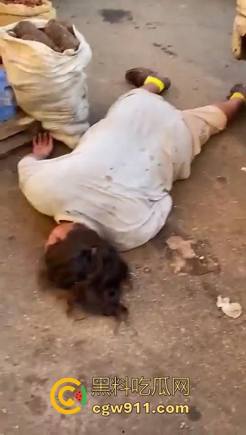 欧洲老白男持刀压迫老实小黑，拿到吓唬人，不料大老黑给逼急了，狗急跳墙抄起大木棍一棒子反杀！  第10张