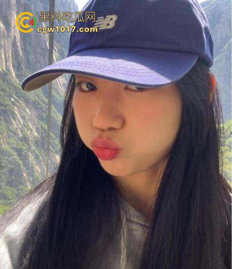 广州大学可爱学妹【李怡君】反差眼镜妹身穿诱惑女仆装，电动玩具猛桶紧致蜜穴，后入爆操颜射满面 ！  第1张