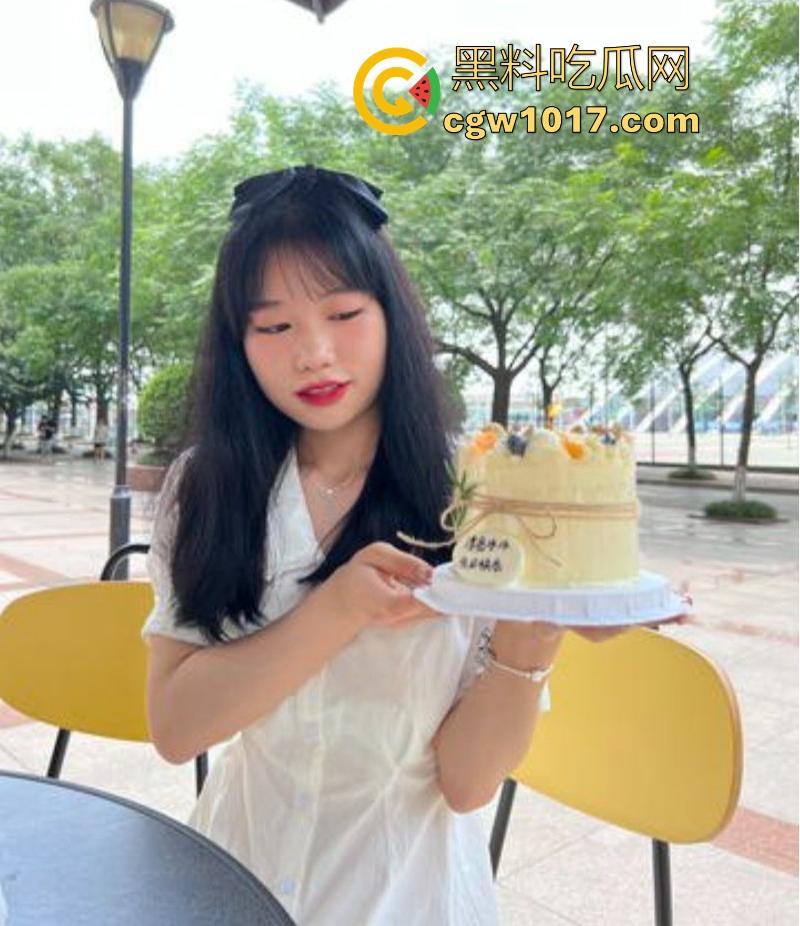 广州大学可爱学妹【李怡君】反差眼镜妹身穿诱惑女仆装，电动玩具猛桶紧致蜜穴，后入爆操颜射满面 ！  第5张