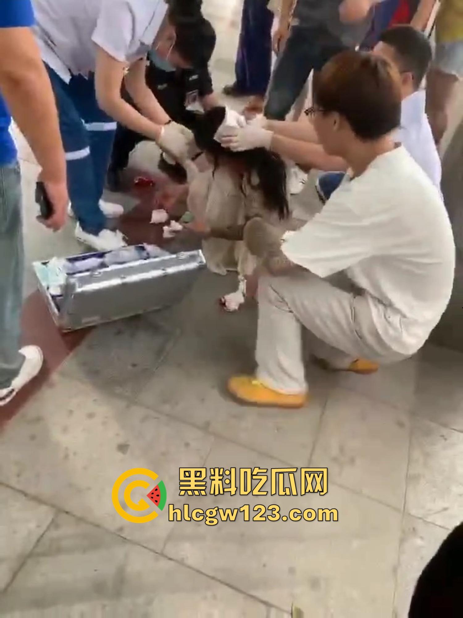 重庆精神小妹街头上演手起刀落,直接拿美工刀往脖子招呼,疯得不是一般狠! 第1张 重庆精神小妹街头上演手起刀落,直接拿美工刀往脖子招呼,疯得不是一般狠! 第1张