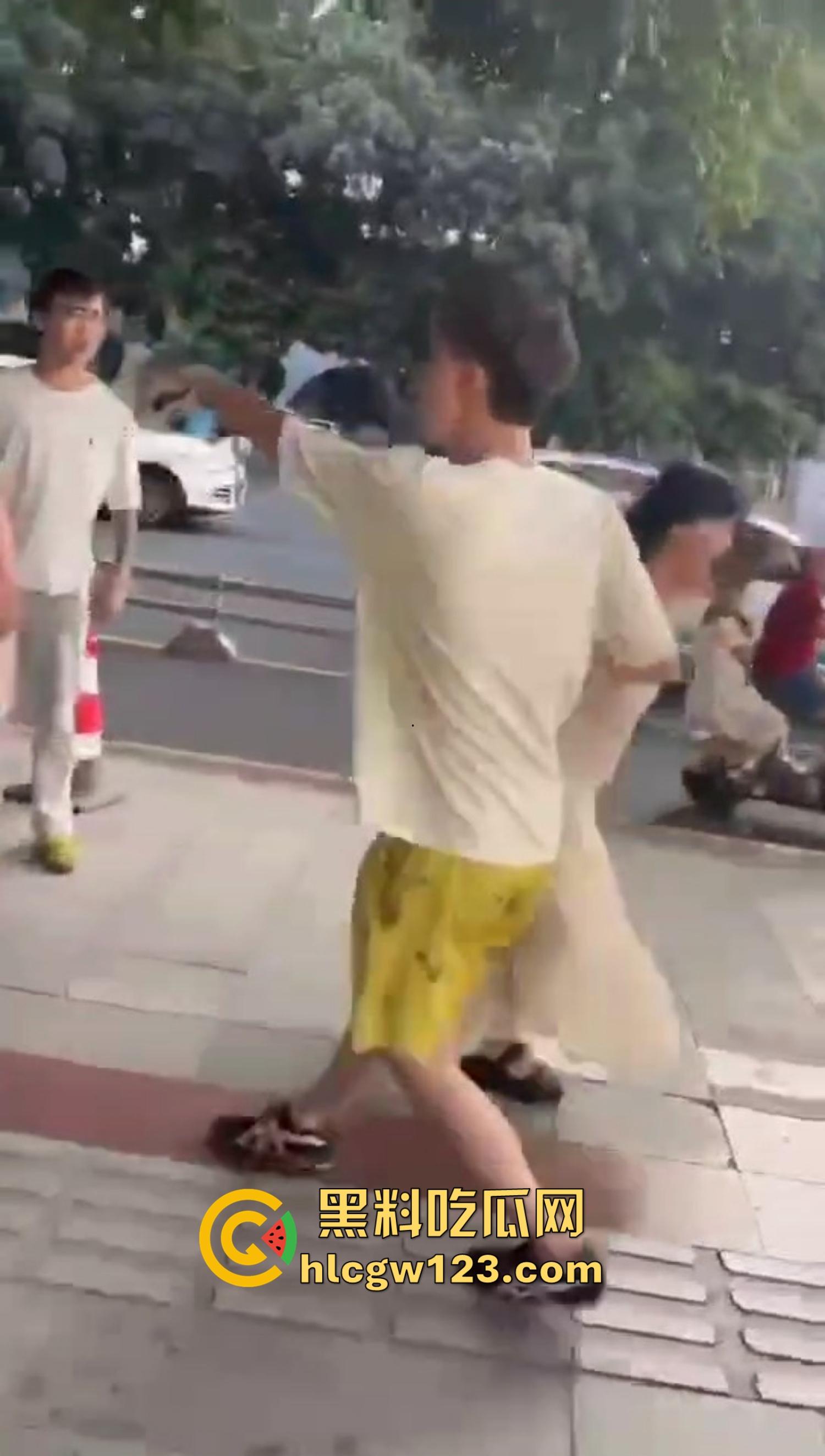 重庆精神小妹街头上演手起刀落,直接拿美工刀往脖子招呼,疯得不是一般狠! 第3张 重庆精神小妹街头上演手起刀落,直接拿美工刀往脖子招呼,疯得不是一般狠! 第3张