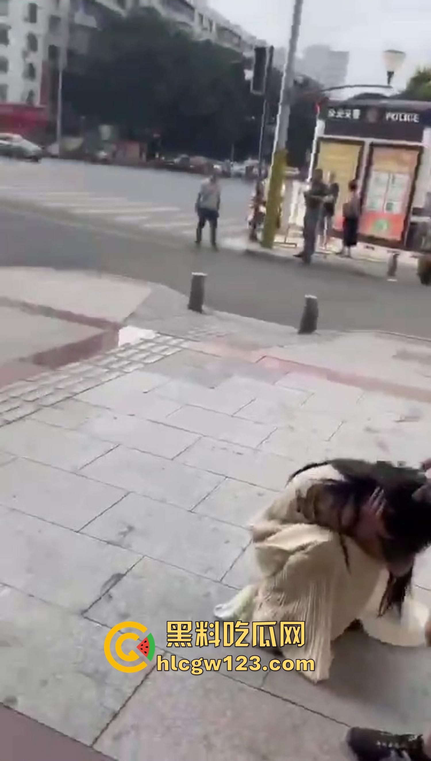 重庆精神小妹街头上演手起刀落,直接拿美工刀往脖子招呼,疯得不是一般狠! 第4张 重庆精神小妹街头上演手起刀落,直接拿美工刀往脖子招呼,疯得不是一般狠! 第4张