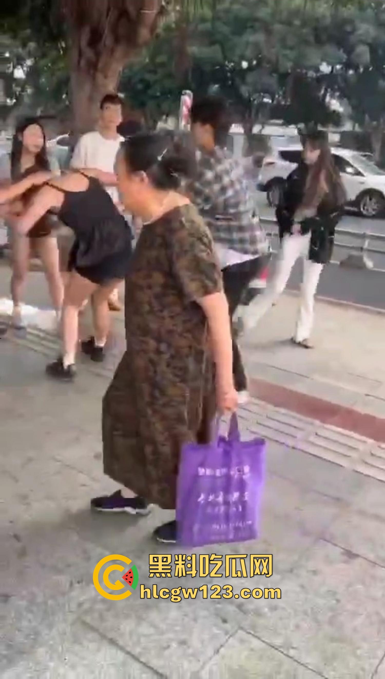 重庆精神小妹街头上演手起刀落,直接拿美工刀往脖子招呼,疯得不是一般狠! 第5张 重庆精神小妹街头上演手起刀落,直接拿美工刀往脖子招呼,疯得不是一般狠! 第5张