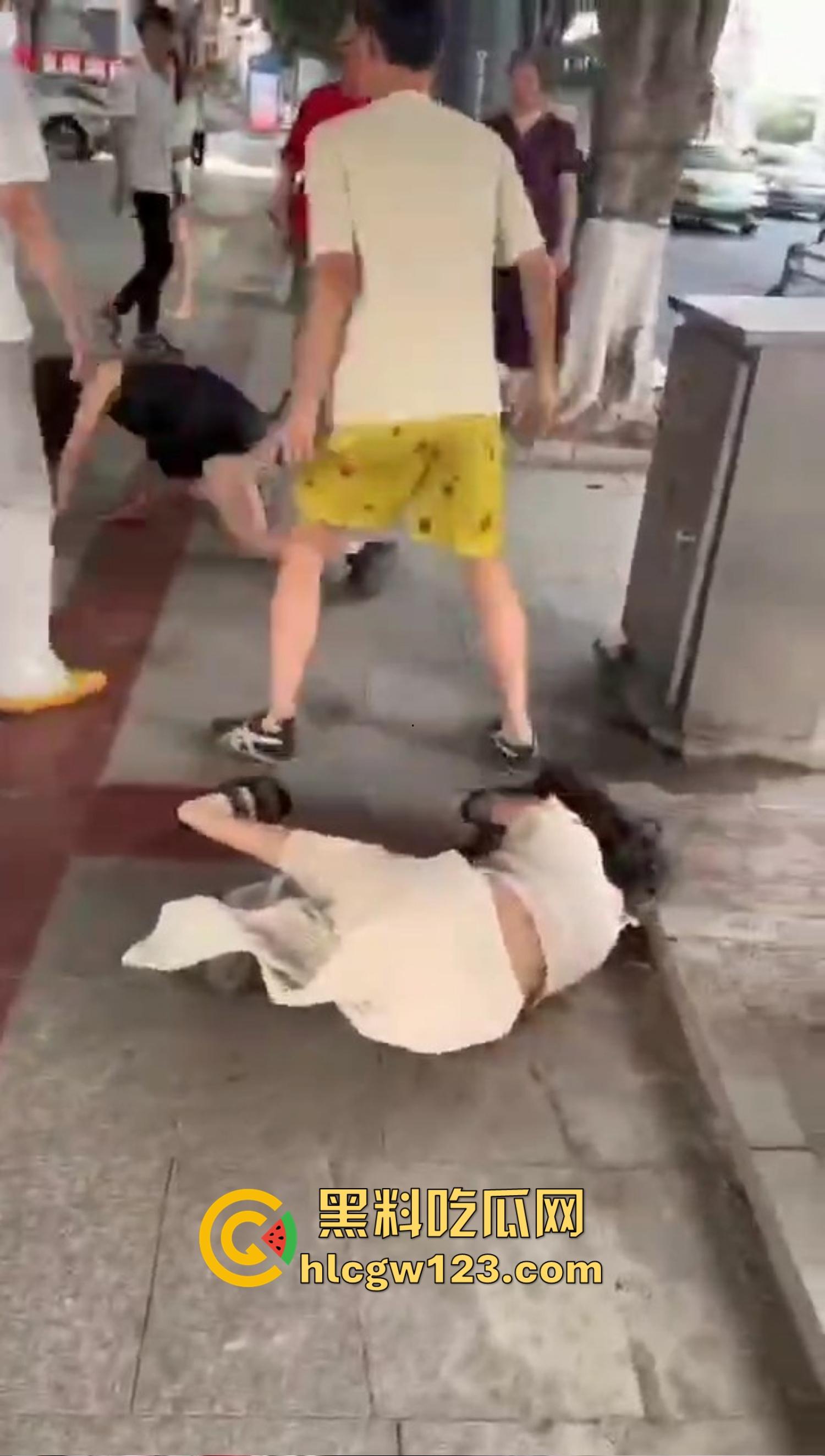 重庆精神小妹街头上演手起刀落,直接拿美工刀往脖子招呼,疯得不是一般狠! 第6张 重庆精神小妹街头上演手起刀落,直接拿美工刀往脖子招呼,疯得不是一般狠! 第6张