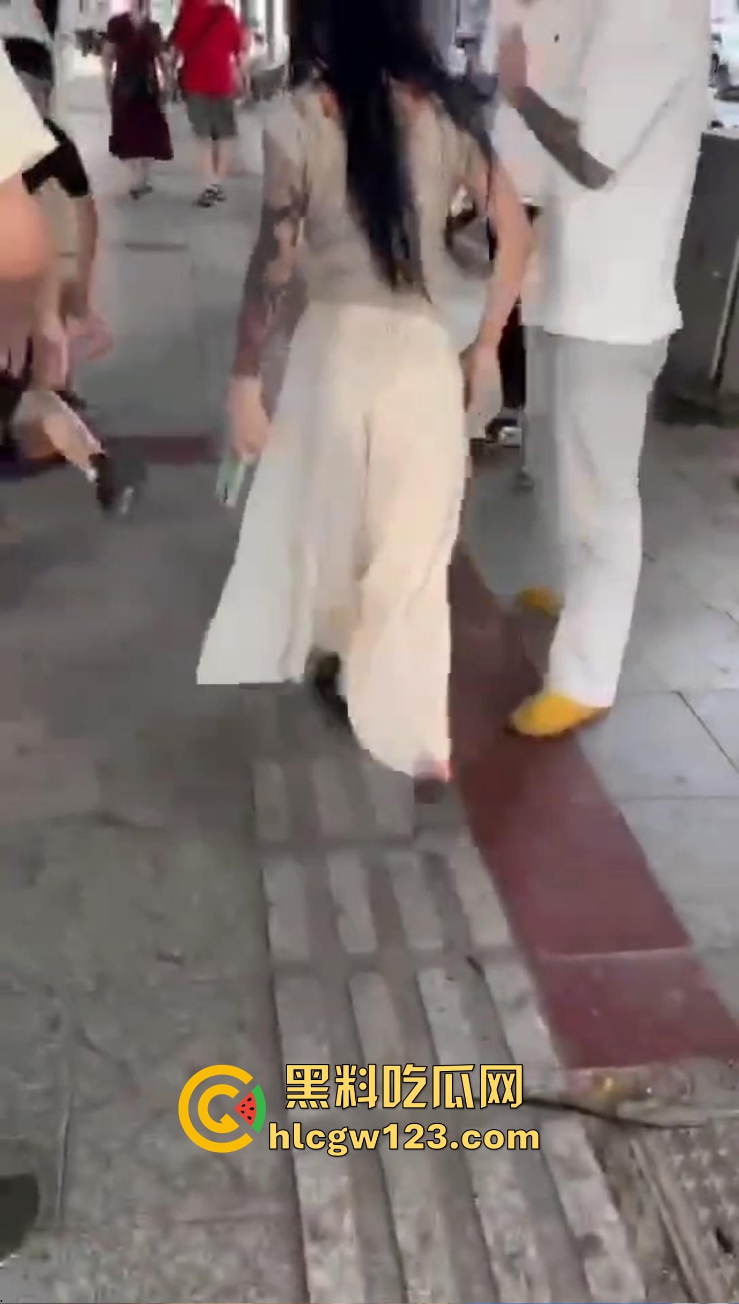 重庆精神小妹街头上演手起刀落,直接拿美工刀往脖子招呼,疯得不是一般狠! 第7张 重庆精神小妹街头上演手起刀落,直接拿美工刀往脖子招呼,疯得不是一般狠! 第7张