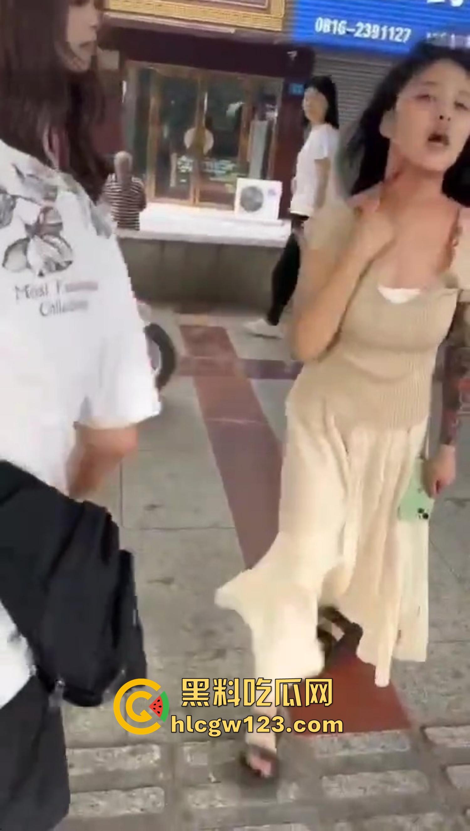 重庆精神小妹街头上演手起刀落,直接拿美工刀往脖子招呼,疯得不是一般狠! 第8张 重庆精神小妹街头上演手起刀落,直接拿美工刀往脖子招呼,疯得不是一般狠! 第8张