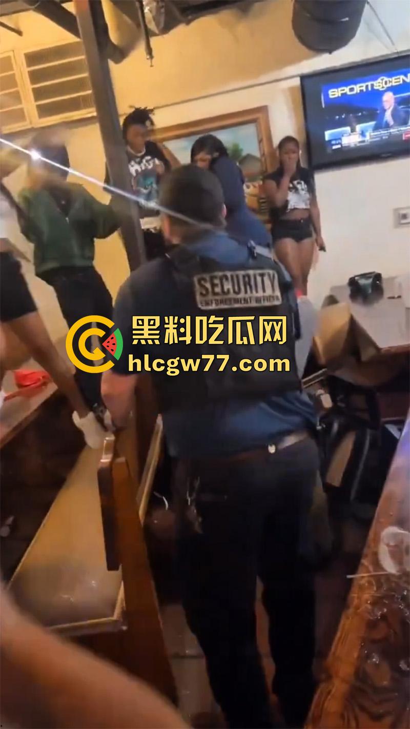 国外男子暴打女权，女权团体聚餐闹事，竟将其妻子拉入其中洗脑，大哥单枪匹马大战100女拳！  第4张