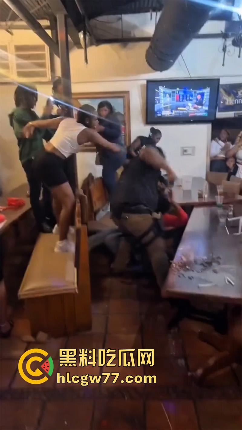 国外男子暴打女权，女权团体聚餐闹事，竟将其妻子拉入其中洗脑，大哥单枪匹马大战100女拳！  第5张