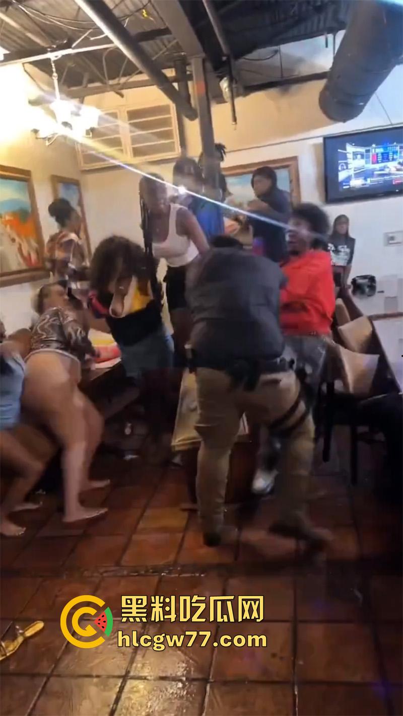 国外男子暴打女权，女权团体聚餐闹事，竟将其妻子拉入其中洗脑，大哥单枪匹马大战100女拳！  第6张