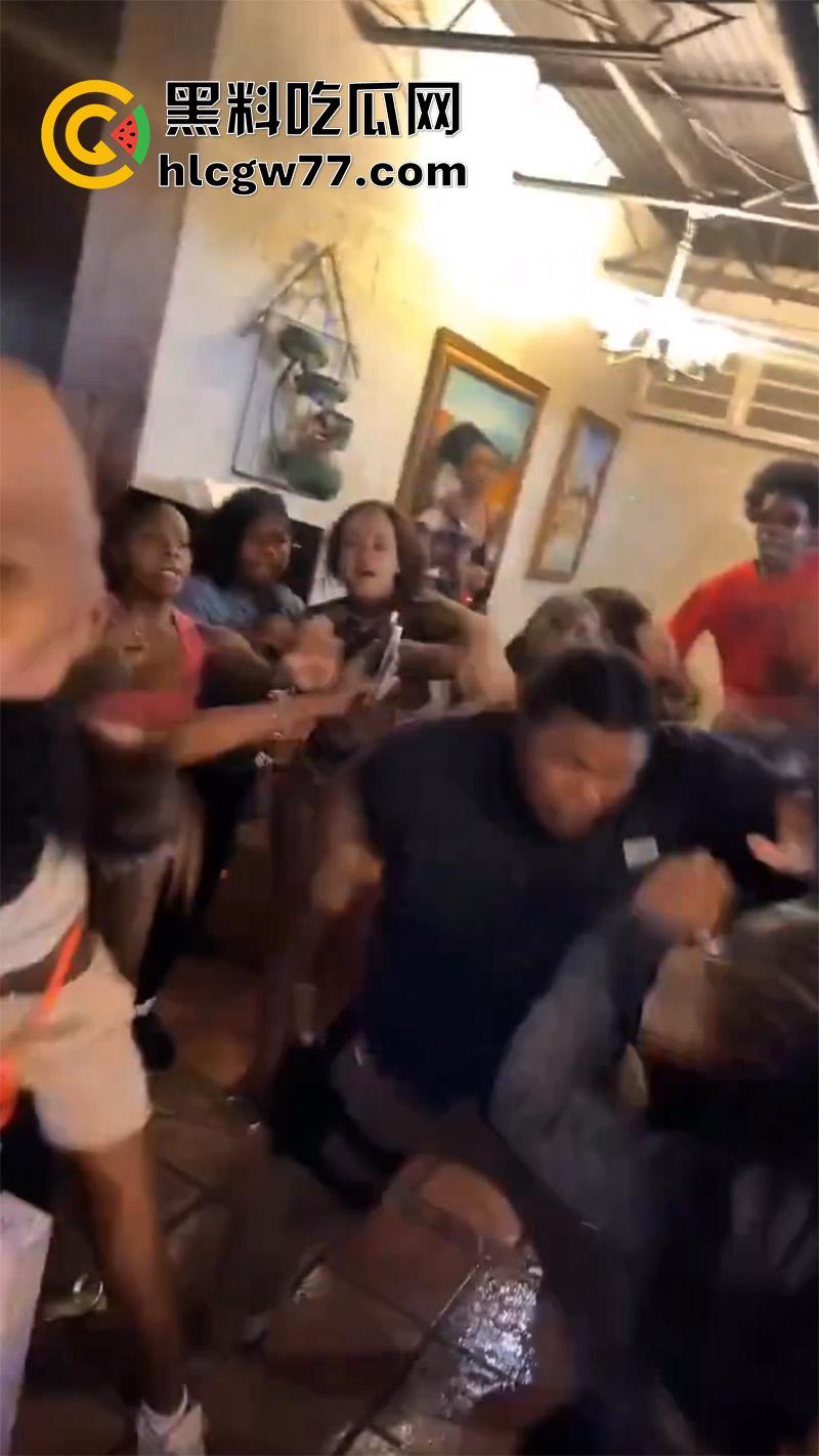 国外男子暴打女权，女权团体聚餐闹事，竟将其妻子拉入其中洗脑，大哥单枪匹马大战100女拳！  第8张