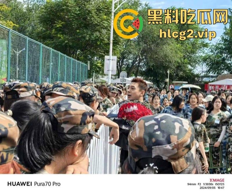 从震惊到无语：男生手捧玫瑰表白男教官 当街牵手惹众人激动跳脚！  第2张