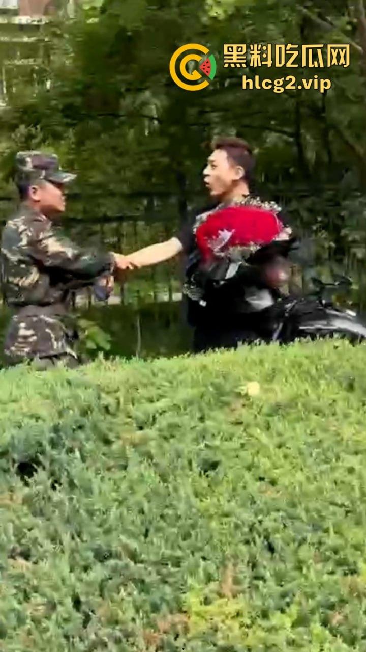 从震惊到无语：男生手捧玫瑰表白男教官 当街牵手惹众人激动跳脚！  第3张