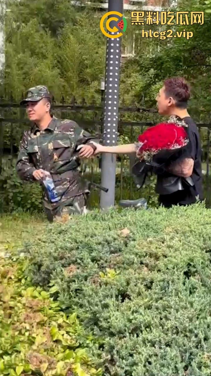 从震惊到无语：男生手捧玫瑰表白男教官 当街牵手惹众人激动跳脚！  第4张