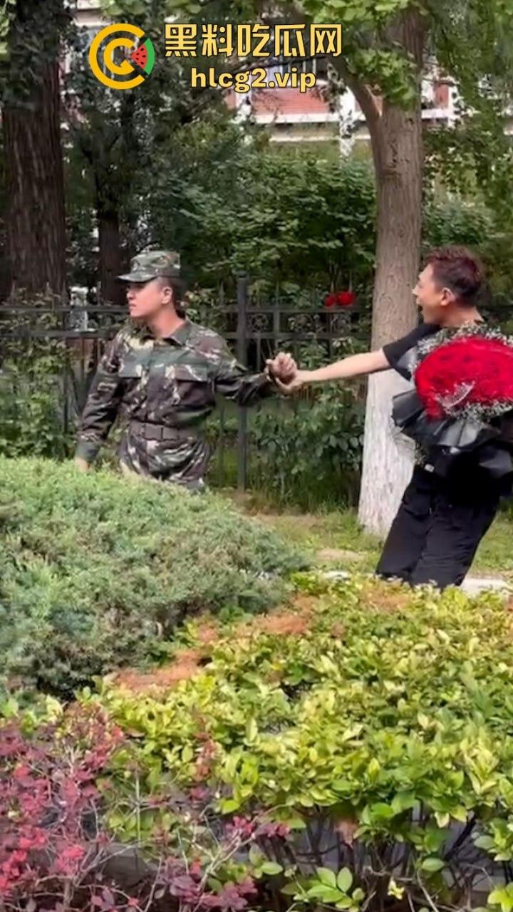 从震惊到无语：男生手捧玫瑰表白男教官 当街牵手惹众人激动跳脚！  第5张