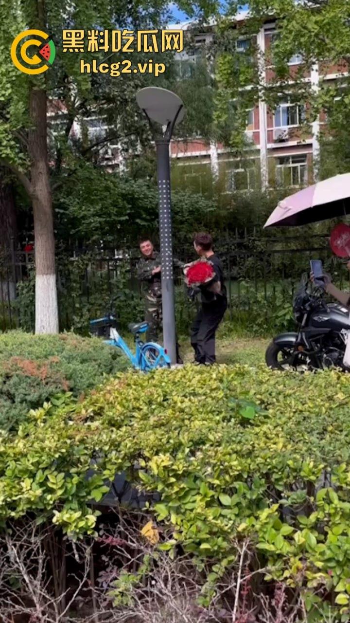从震惊到无语：男生手捧玫瑰表白男教官 当街牵手惹众人激动跳脚！  第6张