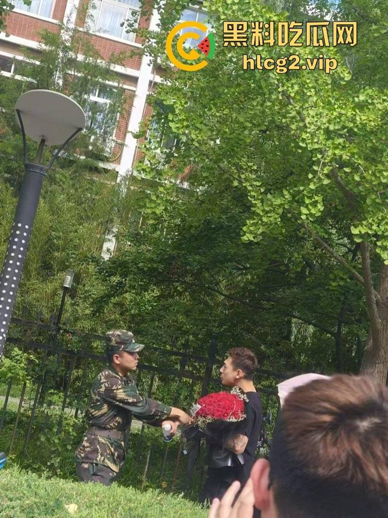 从震惊到无语：男生手捧玫瑰表白男教官 当街牵手惹众人激动跳脚！  第7张