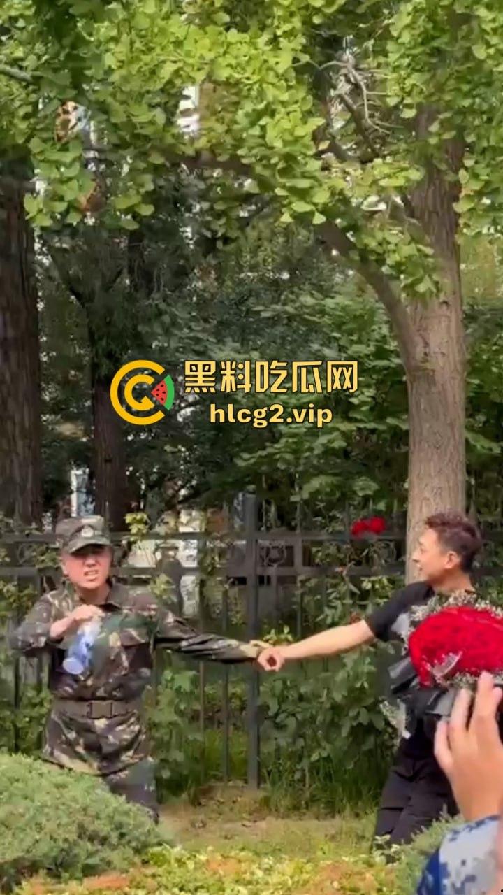 从震惊到无语：男生手捧玫瑰表白男教官 当街牵手惹众人激动跳脚！  第9张