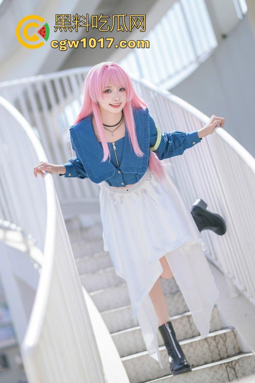 自习课惊现后排同学上课打飞机！边看平板边掏出大屌狂撸，这哥们只能说真生猛，太投入了被偷拍都没发现！  第2张