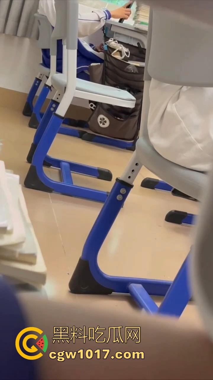 自习课惊现后排同学上课打飞机！边看平板边掏出大屌狂撸，这哥们只能说真生猛，太投入了被偷拍都没发现！  第3张