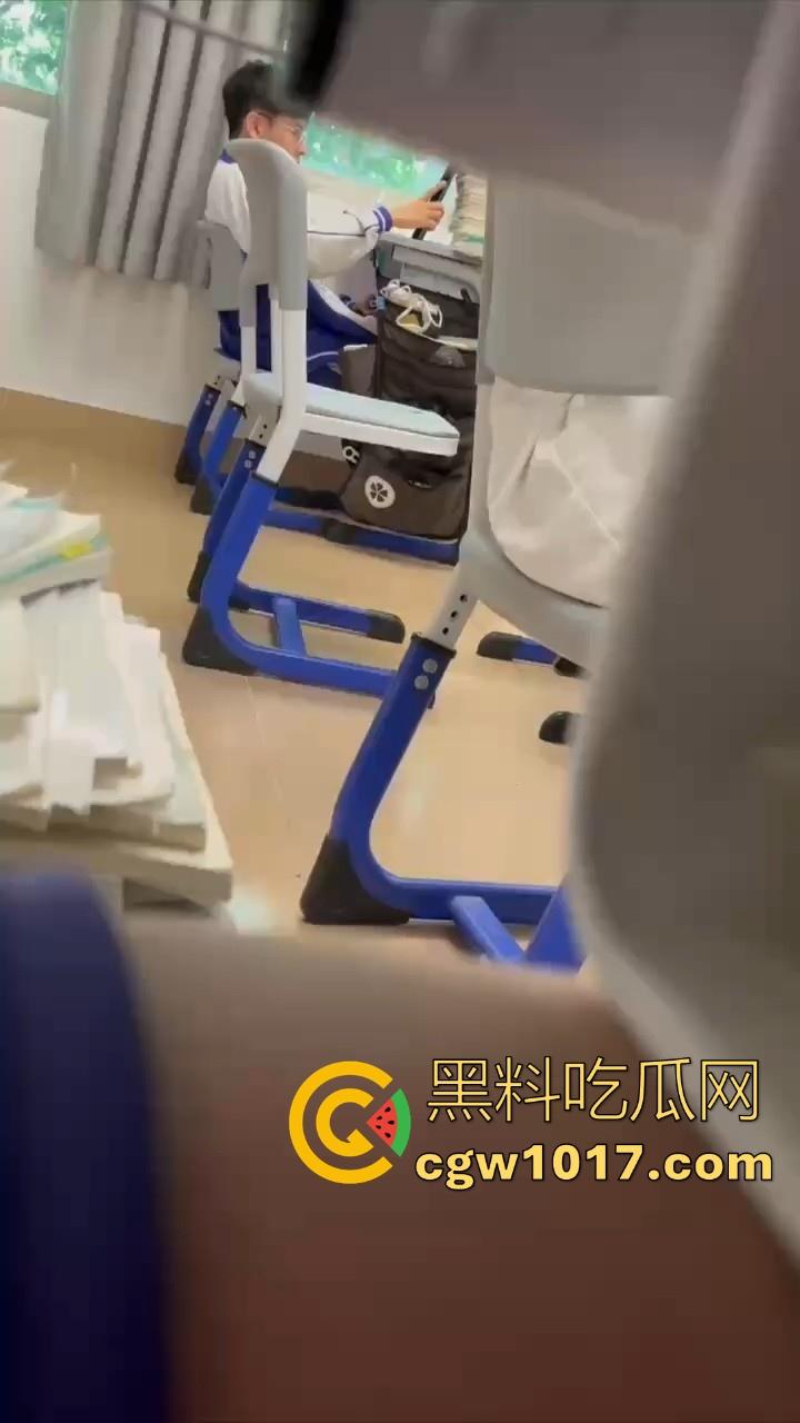 自习课惊现后排同学上课打飞机！边看平板边掏出大屌狂撸，这哥们只能说真生猛，太投入了被偷拍都没发现！  第4张