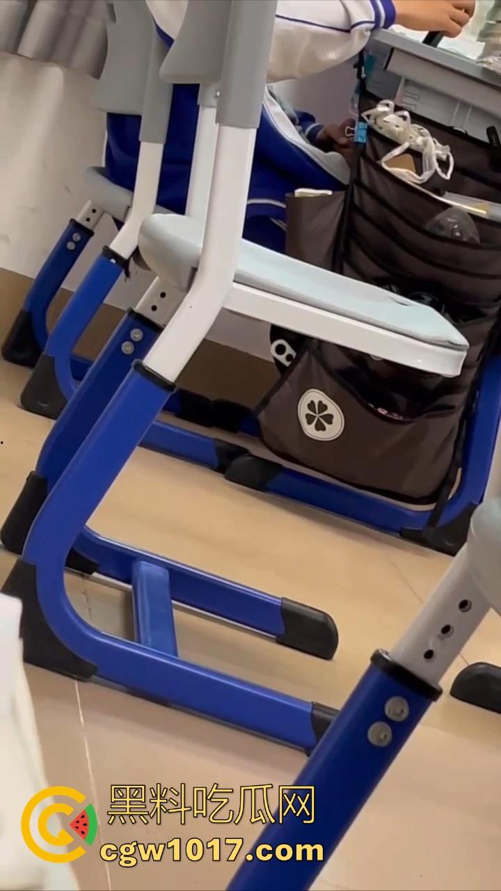 自习课惊现后排同学上课打飞机！边看平板边掏出大屌狂撸，这哥们只能说真生猛，太投入了被偷拍都没发现！  第6张
