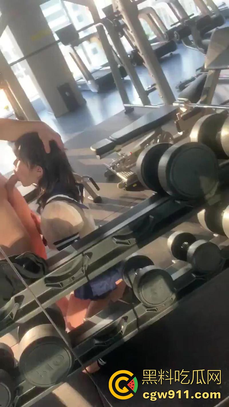 扬州健身房老板惊爆大瓜，趁老婆坐月子，跟女会员搞一起，跪地吃鸡狂插翘臀，还拍下视频被其老公发现曝光！  第2张