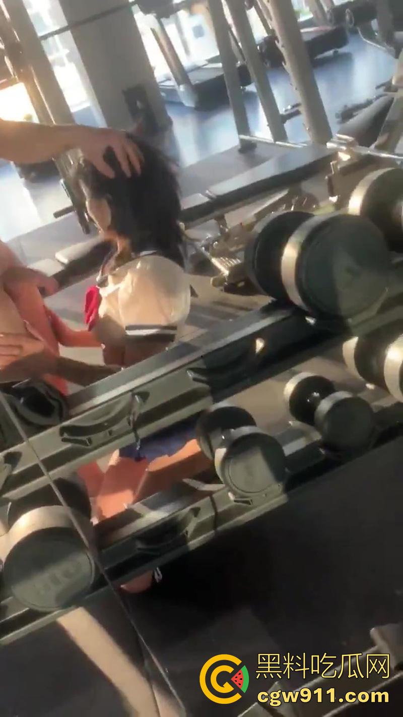 扬州健身房老板惊爆大瓜，趁老婆坐月子，跟女会员搞一起，跪地吃鸡狂插翘臀，还拍下视频被其老公发现曝光！  第3张