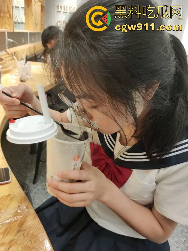 天上的飞机最快，地上的眼镜最骚！湖北师范母狗【周梦梦】，身材极品反差小母狗，做爱视频流出！  第1张