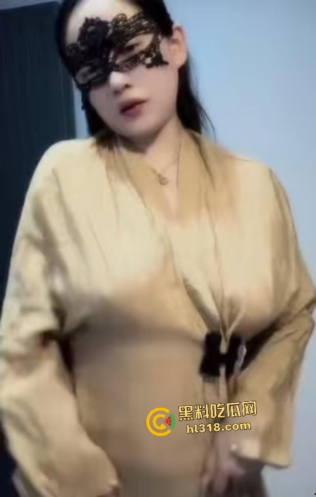 抖音擦边主播【一个小球球】穿睡衣跳骚舞，不知不觉脱光两个奶子掉出来，这大得可以去当奶牛了！  第5张