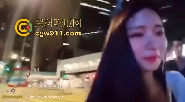 性感可爱外网主播街头直播遭遇印度哥们性骚扰！在地铁狂揉狂摸，这要是在他老家直接无套内射了！  第1张