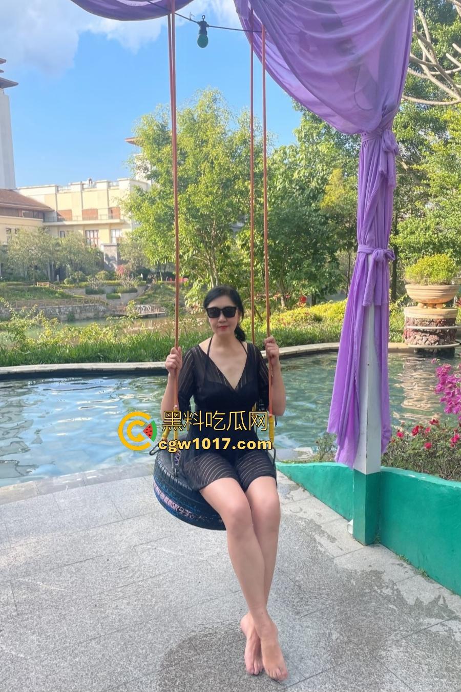 海角大神打游戏输了找老妈泻火，隔壁老爸还在睡觉，这边儿子干得母亲淫叫，老妈B毛太少儿子内射加点激素！  第1张