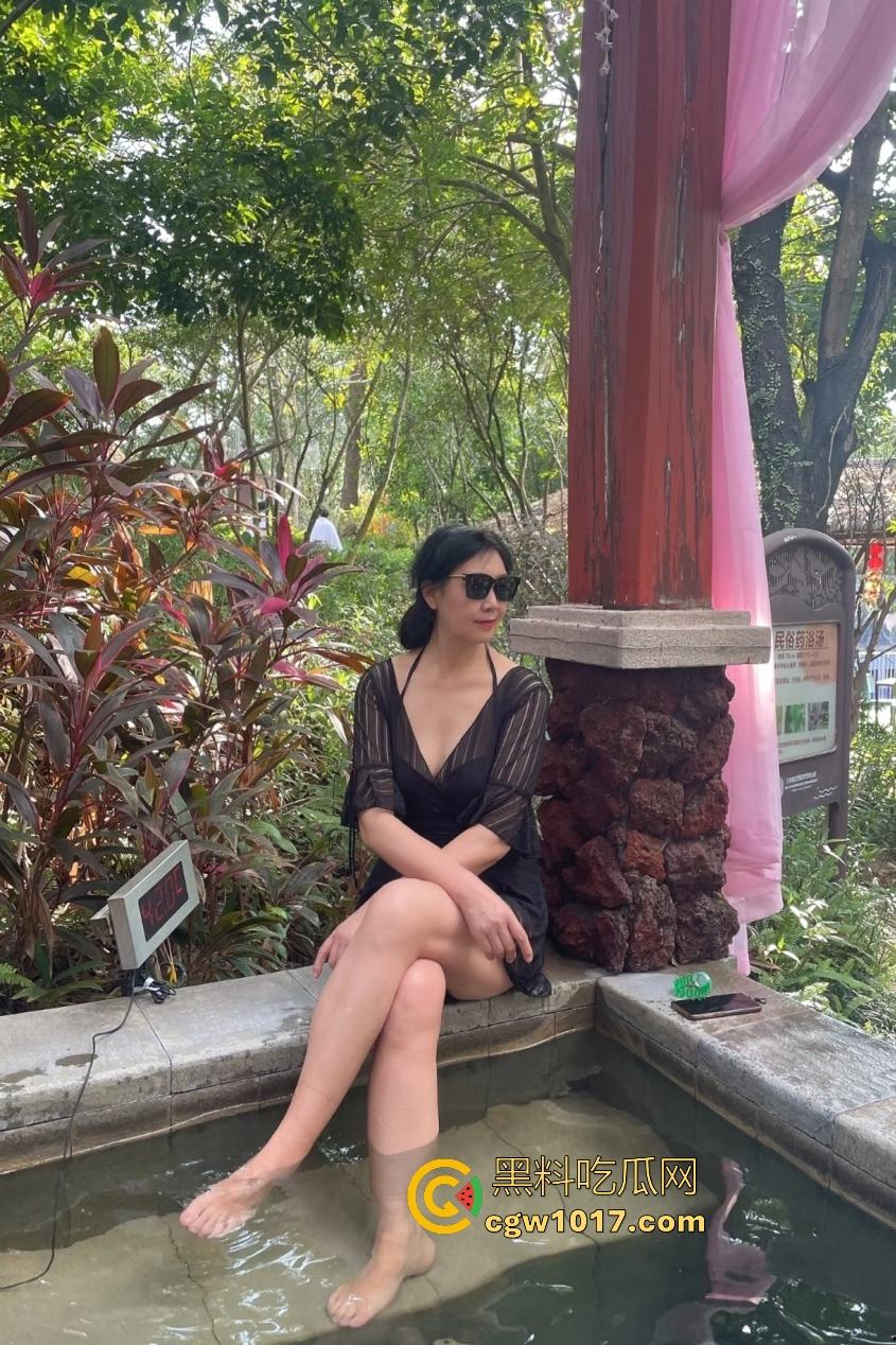 海角大神打游戏输了找老妈泻火，隔壁老爸还在睡觉，这边儿子干得母亲淫叫，老妈B毛太少儿子内射加点激素！  第5张