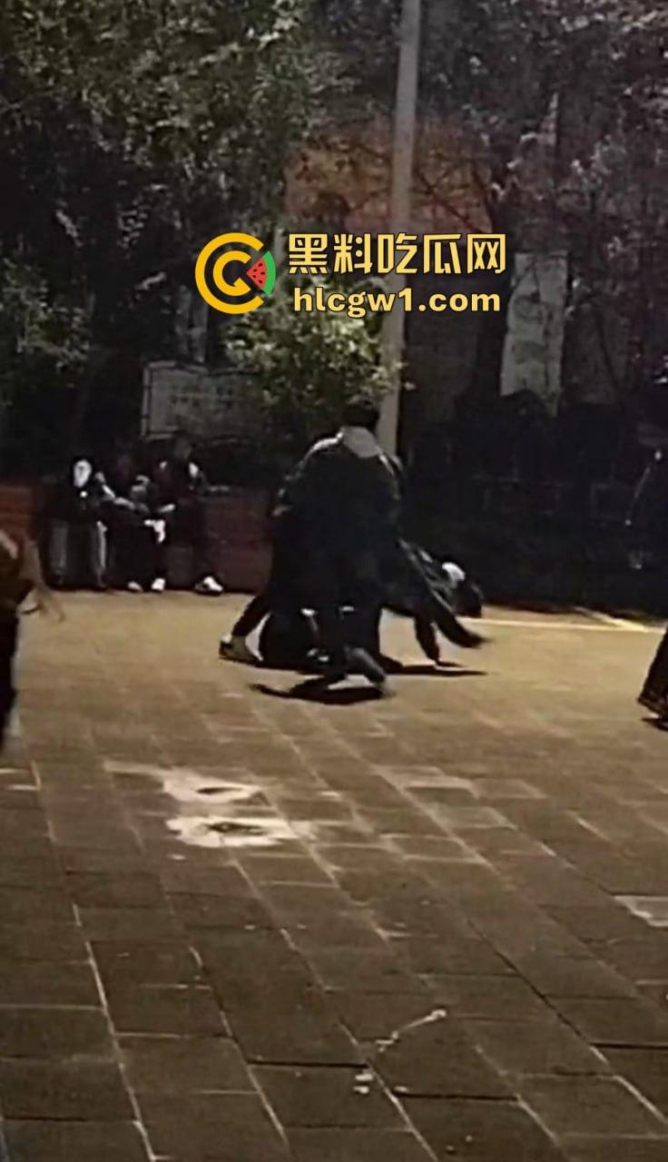 四川自贡富顺县斗殴闹出人命！精神小伙打架打崩，掏刀捅胸鲜血四溅，心肺复苏都白搭！  第3张