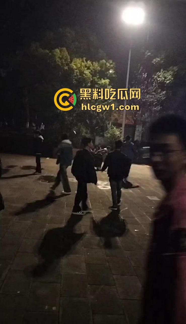 四川自贡富顺县斗殴闹出人命！精神小伙打架打崩，掏刀捅胸鲜血四溅，心肺复苏都白搭！  第4张