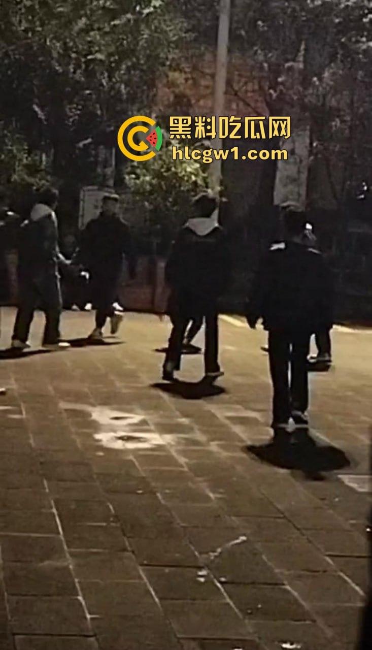 四川自贡富顺县斗殴闹出人命！精神小伙打架打崩，掏刀捅胸鲜血四溅，心肺复苏都白搭！  第8张