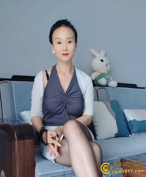 抖音极品人妻【蓝lan姨】，金主定制私拍大尺度，纤手揉奶乳交假屌，道具狂插骚穴淫水喷溅 ，淫荡本性尽显！  第2张