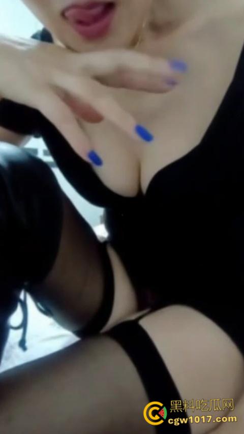 抖音极品人妻【蓝lan姨】，金主定制私拍大尺度，纤手揉奶乳交假屌，道具狂插骚穴淫水喷溅 ，淫荡本性尽显！  第4张