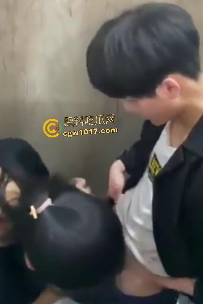 小情侣随时随地厕所开战，男子脱衣狂吸奶子，女生弯腰深喉鸡巴，偷拍兄弟差点被发现还想加入三P！  第7张