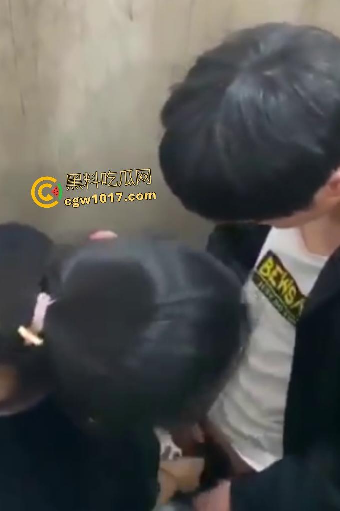 小情侣随时随地厕所开战，男子脱衣狂吸奶子，女生弯腰深喉鸡巴，偷拍兄弟差点被发现还想加入三P！  第8张