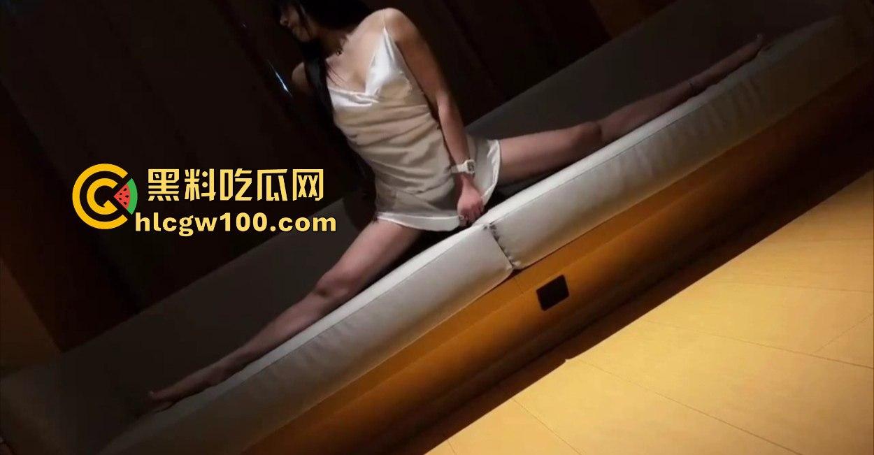 舞蹈妹妹一字马直接劈翻干爹，大长腿柔得跟蛇一样腿一开彩礼翻倍，舔狗看了直接秒，骚货绝活看完不硬算我输！  第3张