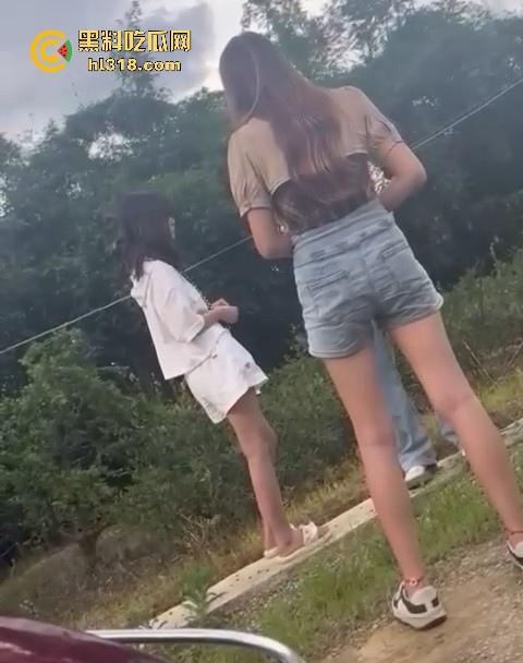 贵州精神小妹围殴15岁妹妹，拳打脚踢打到躺下下了还不停手，，女生打架也挺猛，画面极其暴力血腥！  第1张